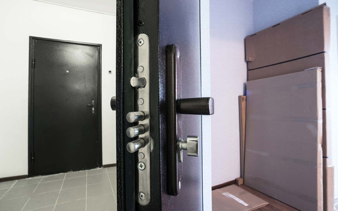 Puerta blindada con diseño moderno y máxima seguridad instalada en una casa.
